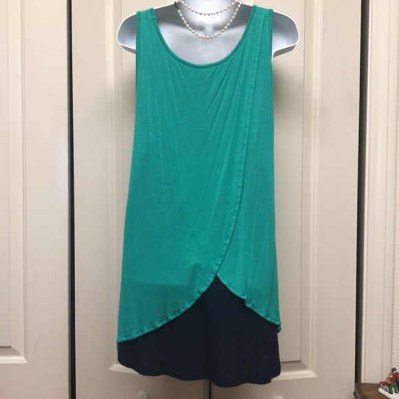 maternity blouse with a cool black lining that hangs in the back.sizeL - Picture 5 of 7